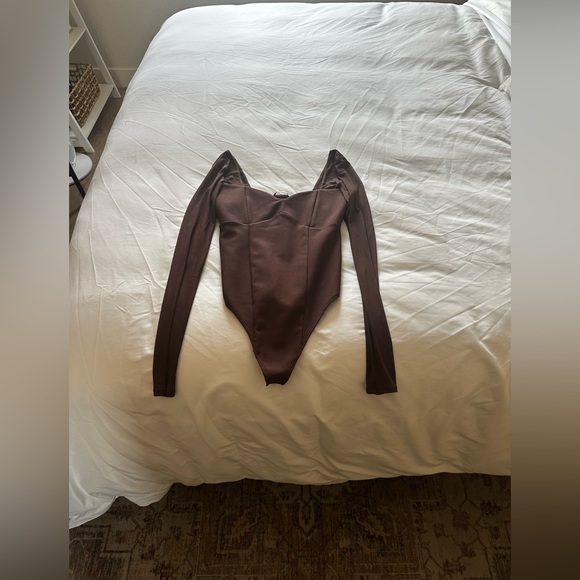 A&F Long-Sleeve Crepe Sweetheart Bodysuit - Picture 3 of 3